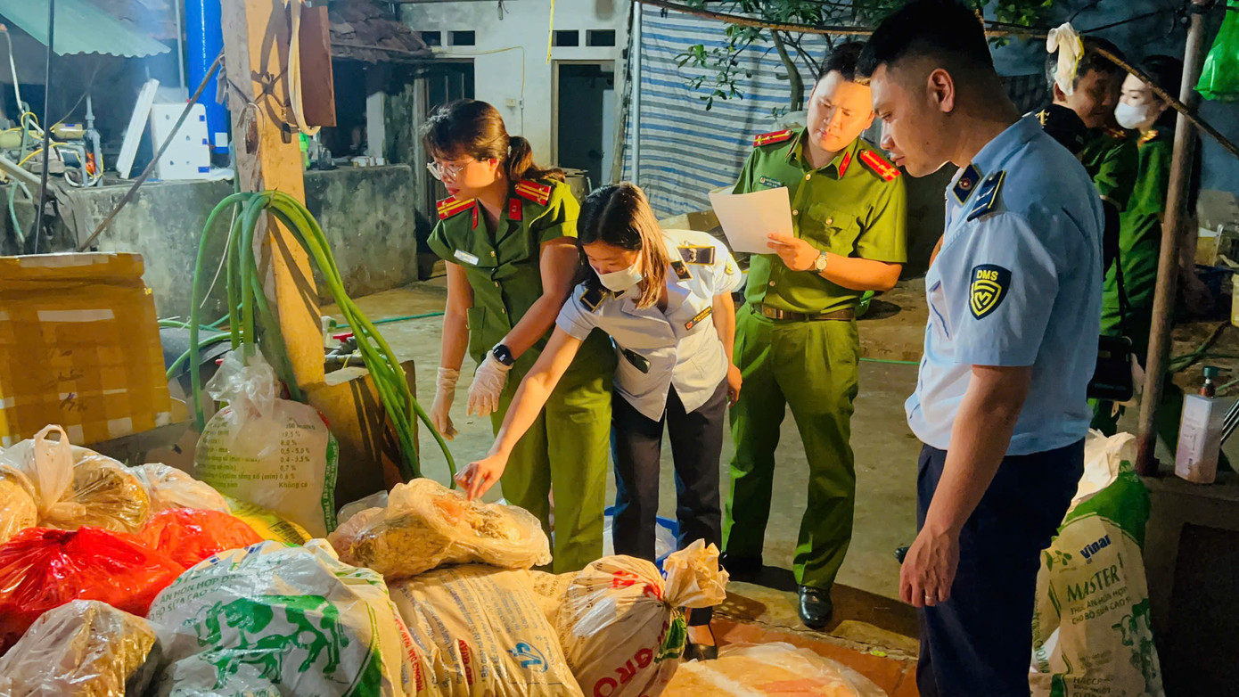 Số lượng lớn nội tạng trâu, bò bị lực lượng chức năng thu giữ. Số lượng lớn nội tạng trâu, bò bị lực lượng chức năng thu giữ.