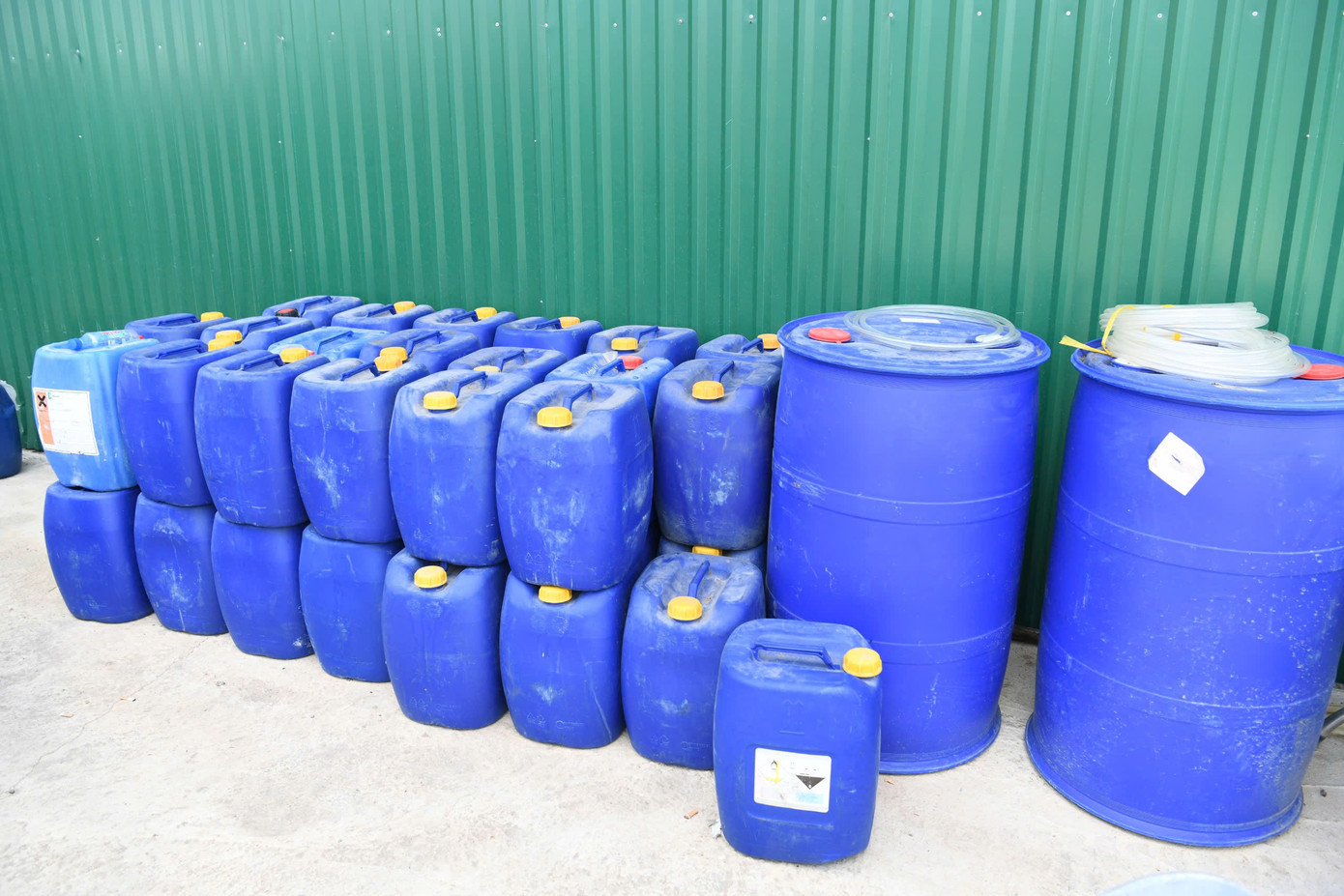 Hàng loạt thùng đựng hóa chất ở khu xưởng. Hàng loạt thùng đựng hóa chất ở khu xưởng.