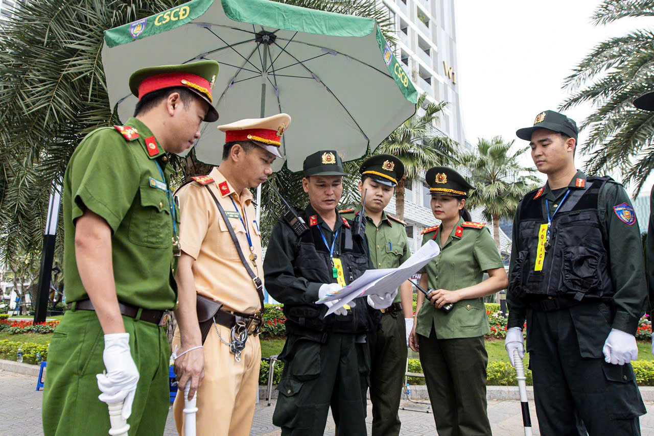 Các lực lượng Công an Hà Nội triển khai phương án bảo vệ. Các lực lượng Công an Hà Nội triển khai phương án bảo vệ.