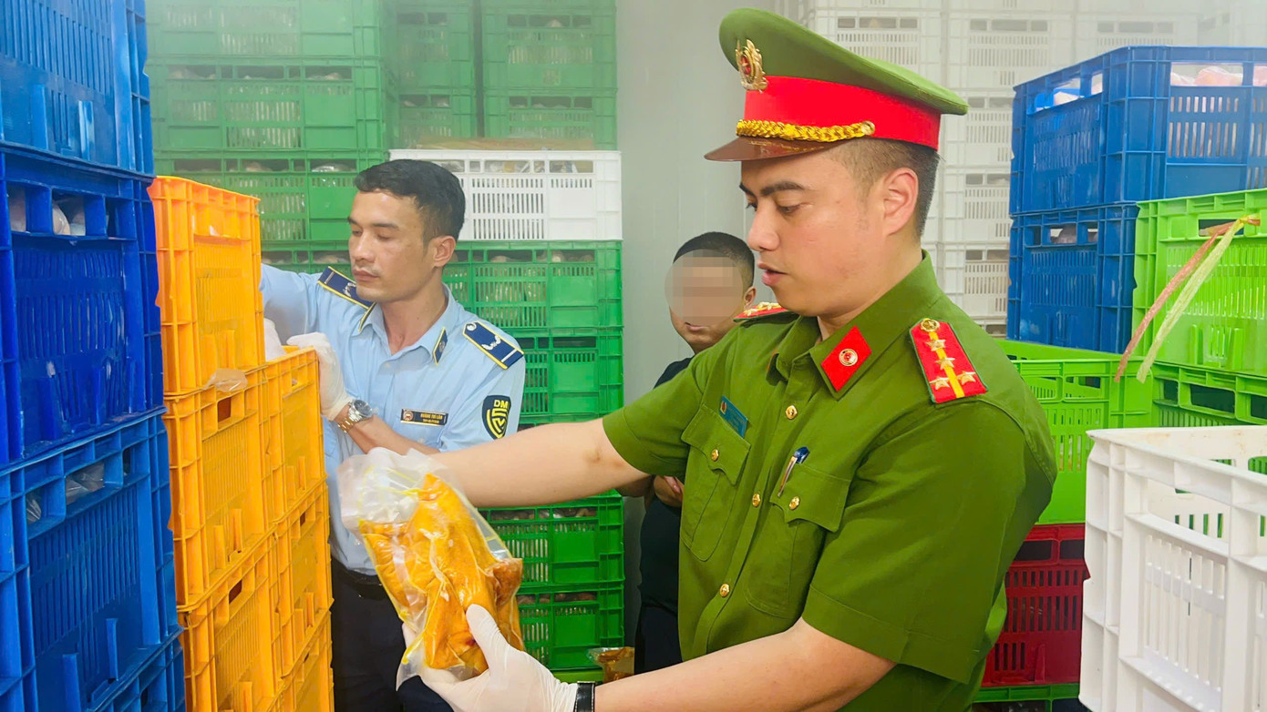 Lực lượng chức năng kiểm tra kho hàng. Lực lượng chức năng kiểm tra kho hàng.