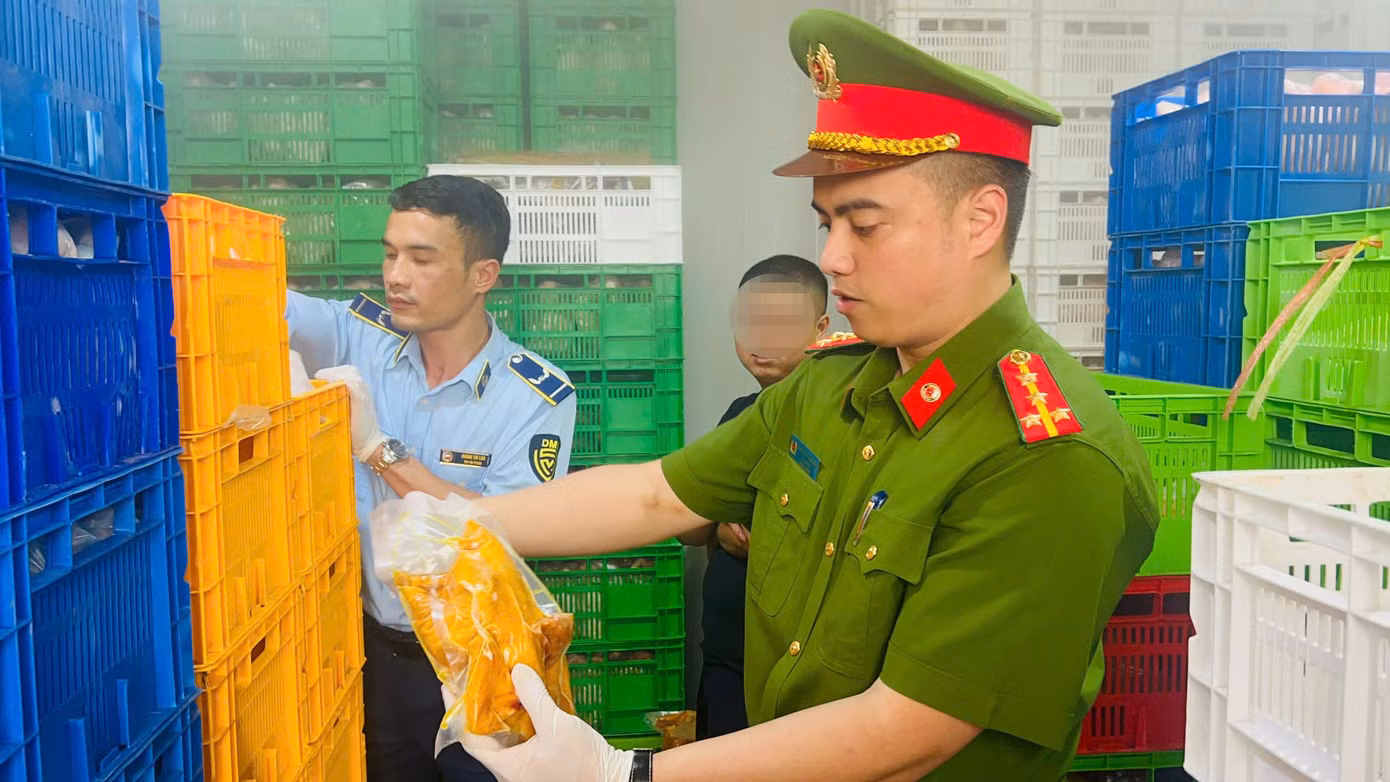 Lực lượng chức năng kiểm tra kho hàng.