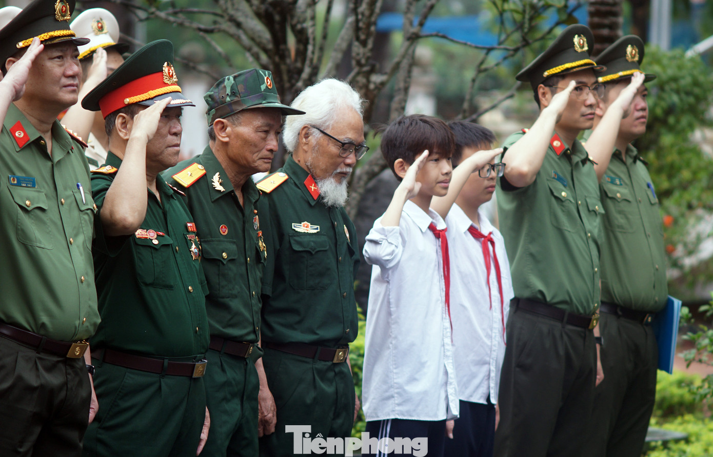 Tại buổi lễ, Ban Tổ chức đã tiến hành nghi lễ dâng hoa, dâng hương tưởng niệm các Anh hùng liệt sĩ; trao tặng quà cho 25 thương binh, cựu chiến binh từng tham gia Chiến dịch Hồ Chí Minh lịch sử và các em học sinh có hoàn cảnh khó khăn trên địa bàn Thủ đô.