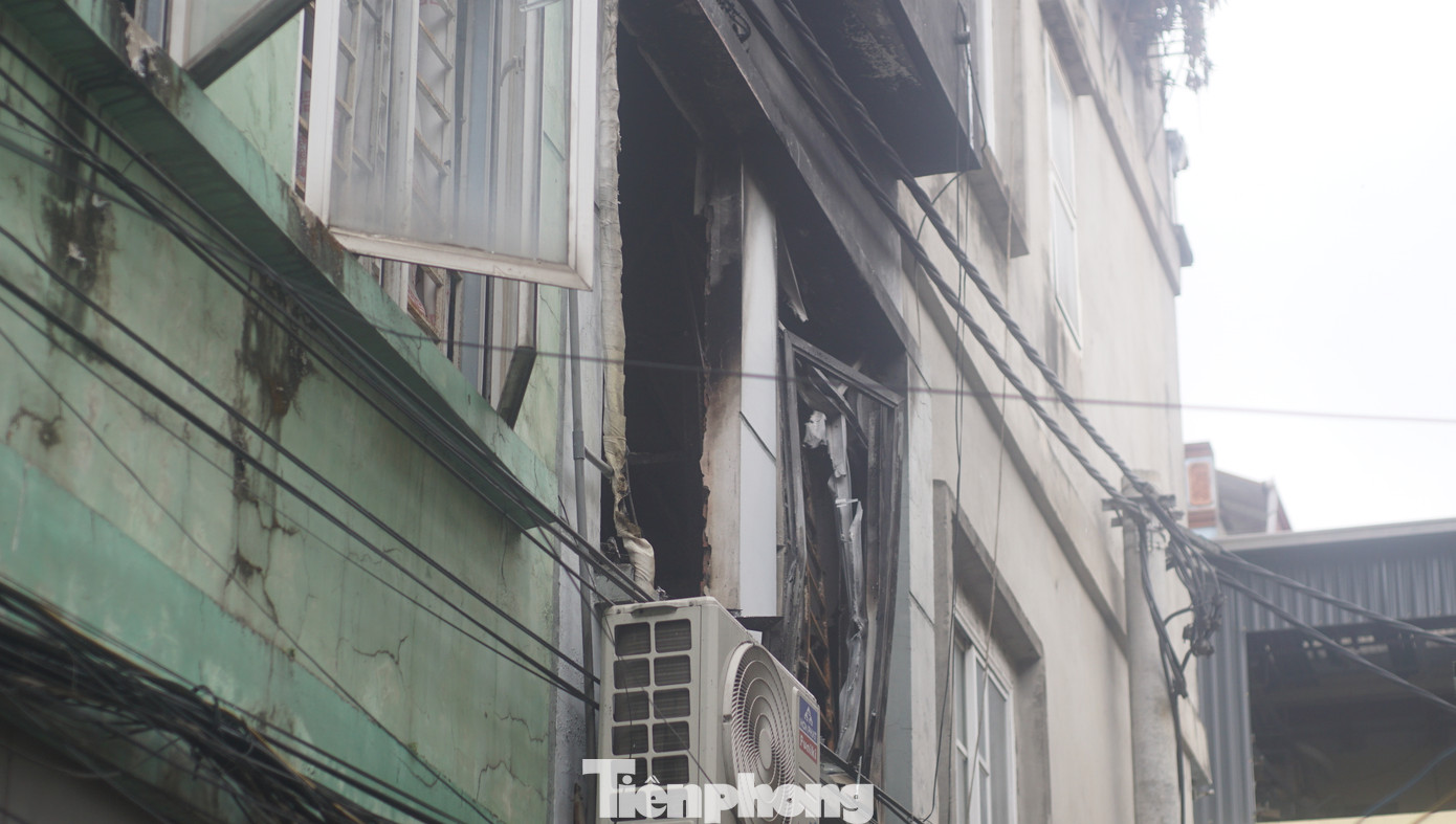 Khu vực mặt trước tầng 2 ngôi nhà có cửa nhôm kính, một phần có song sắt bên trong. Sau vụ hoả hoạn, toàn bộ cửa kính vỡ. Khu vực mặt trước tầng 2 ngôi nhà có cửa nhôm kính, một phần có song sắt bên trong. Sau vụ hoả hoạn, toàn bộ cửa kính vỡ.