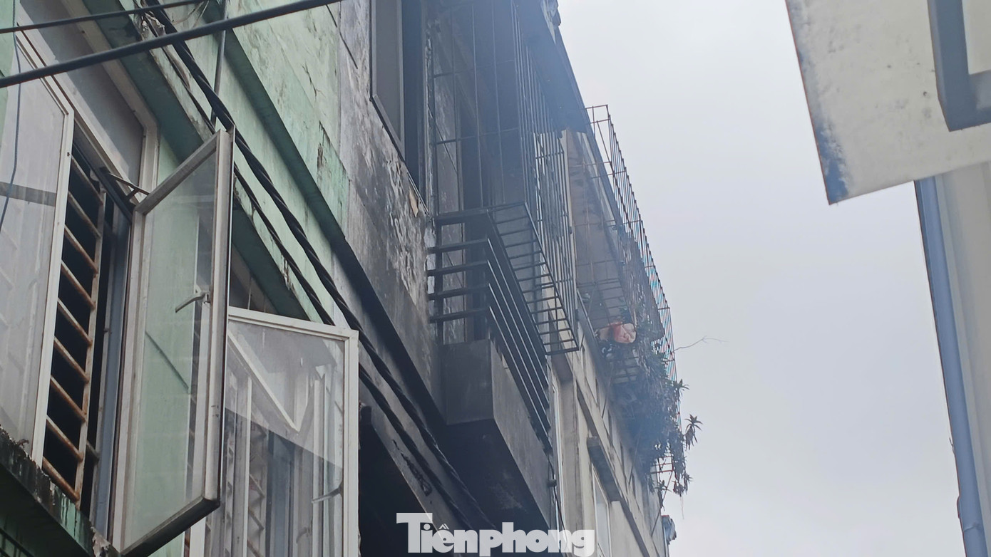 Công an phường sở tại đã phối hợp với người dân sử dụng bình chữa cháy tại điểm chữa cháy công cộng cách nhà 5m, họng nước cứu hoả để chữa cháy ban đầu, ngôi nhà đã được mở lối thoát nạn tại tầng 3 và tầng tum. Công an phường sở tại đã phối hợp với người dân sử dụng bình chữa cháy tại điểm chữa cháy công cộng cách nhà 5m, họng nước cứu hoả để chữa cháy ban đầu, ngôi nhà đã được mở lối thoát nạn tại tầng 3 và tầng tum.