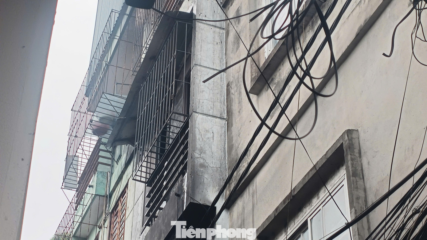 Lực lượng chức năng đã nhanh chóng triển khai công tác chữa cháy, kịp thời cứu được 1 người bị thương đưa ra ngoài và bàn giao cho lực lượng y tế đưa đi cấp cứu tại Bệnh viện Bạch Mai. Lực lượng chức năng đã nhanh chóng triển khai công tác chữa cháy, kịp thời cứu được 1 người bị thương đưa ra ngoài và bàn giao cho lực lượng y tế đưa đi cấp cứu tại Bệnh viện Bạch Mai.