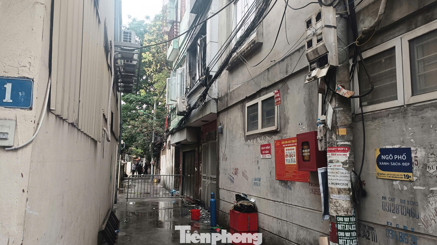 Lãnh đạo Công an TP Hà Nội cũng đã có mặt trực tiếp tại hiện trường để chỉ đạo công tác chữa cháy và cứu nạn cứu hộ. Lãnh đạo Công an TP Hà Nội cũng đã có mặt trực tiếp tại hiện trường để chỉ đạo công tác chữa cháy và cứu nạn cứu hộ.