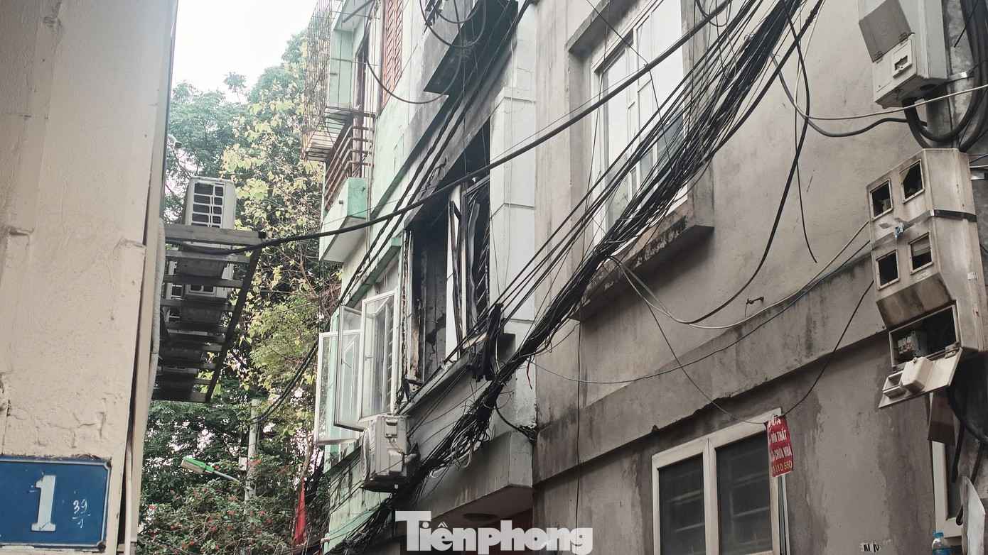 Trong ít phút lực lượng PCCC&CNCH đã có mặt tại hiện trường phối hợp với chính quyền địa phương, Công an phường Định Công và người dân tổ chức chữa cháy Trong ít phút lực lượng PCCC&CNCH đã có mặt tại hiện trường phối hợp với chính quyền địa phương, Công an phường Định Công và người dân tổ chức chữa cháy