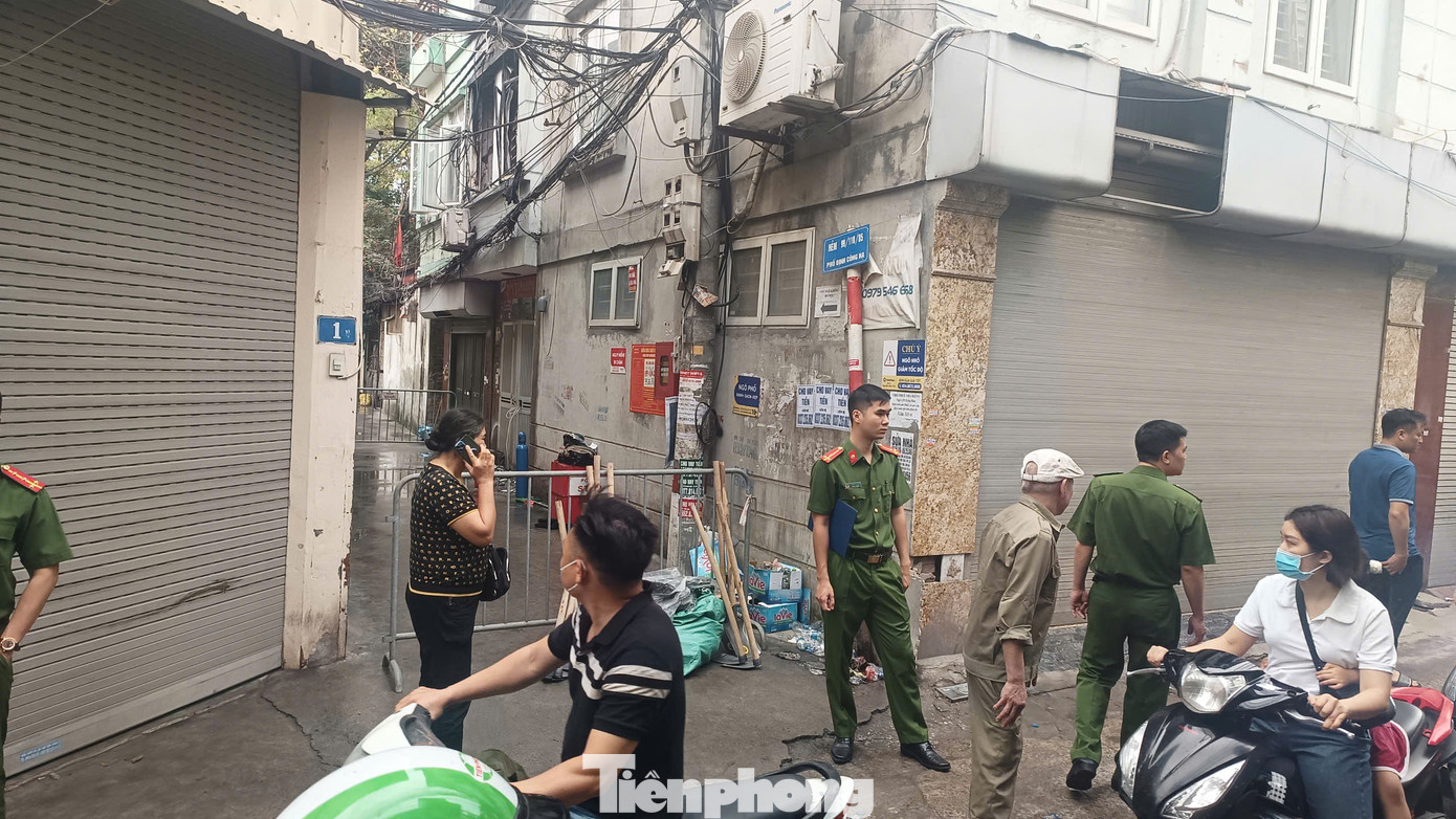 Ngay khi nhận được tin cháy, Công an TP Hà Nội đã điều động 7 xe chuyên dụng cùng cán bộ, chiến sĩ Phòng Cảnh sát PCCC&CNCH đến hiện trường. Ngay khi nhận được tin cháy, Công an TP Hà Nội đã điều động 7 xe chuyên dụng cùng cán bộ, chiến sĩ Phòng Cảnh sát PCCC&CNCH đến hiện trường.