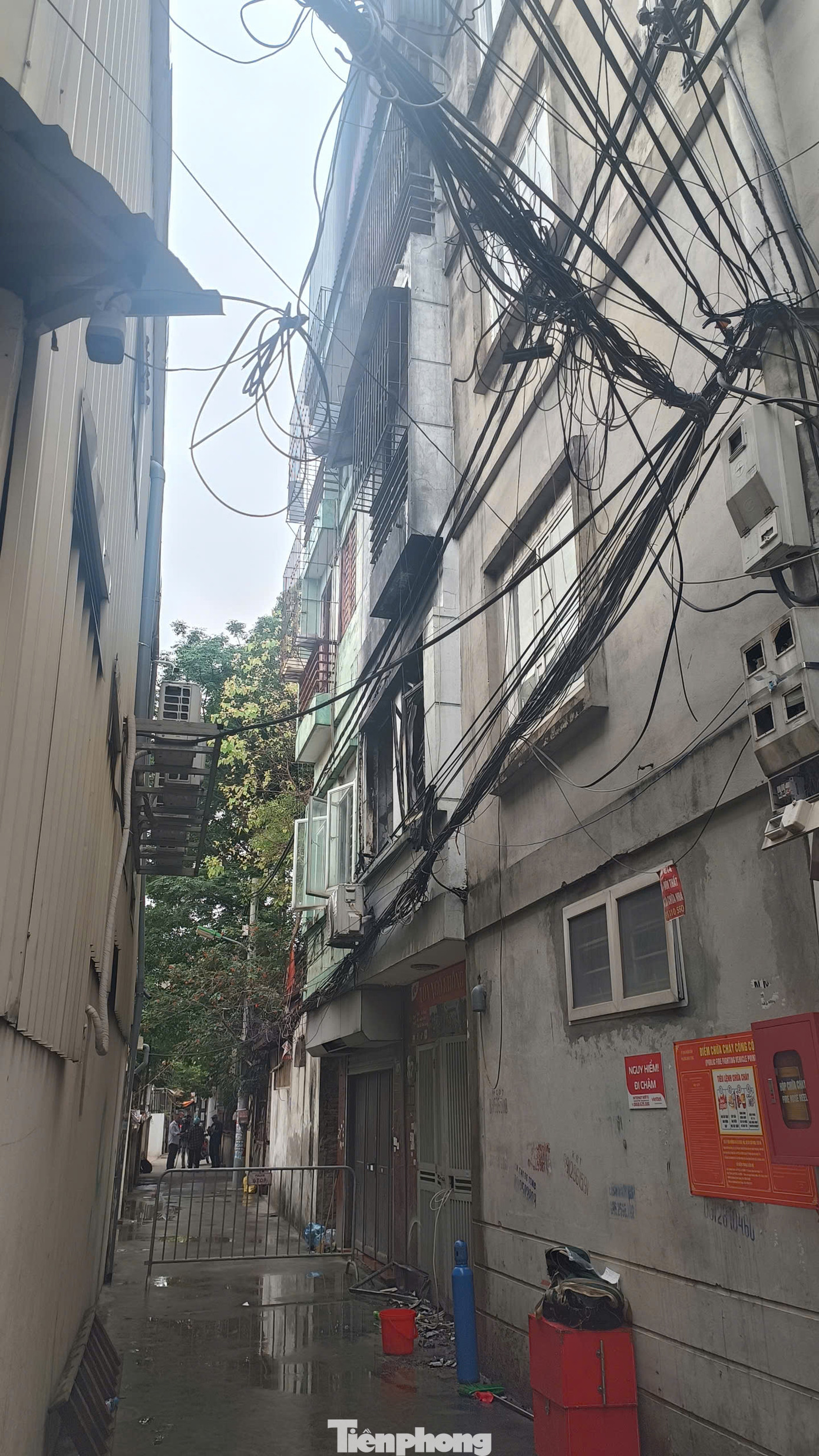 Đến 3h46, đám cháy cơ bản được dập tắt. Lực lượng chức năng phát hiện 3 nạn nhân đã tử vong do ngạt khói. Đến 3h46, đám cháy cơ bản được dập tắt. Lực lượng chức năng phát hiện 3 nạn nhân đã tử vong do ngạt khói.