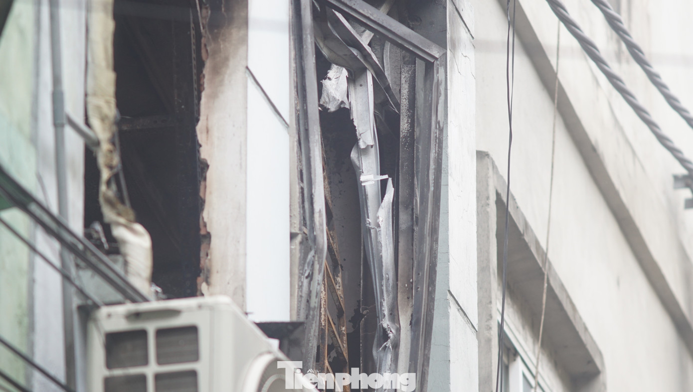 Khung cửa kính vỡ tung ra ngoài. Khung cửa kính vỡ tung ra ngoài.