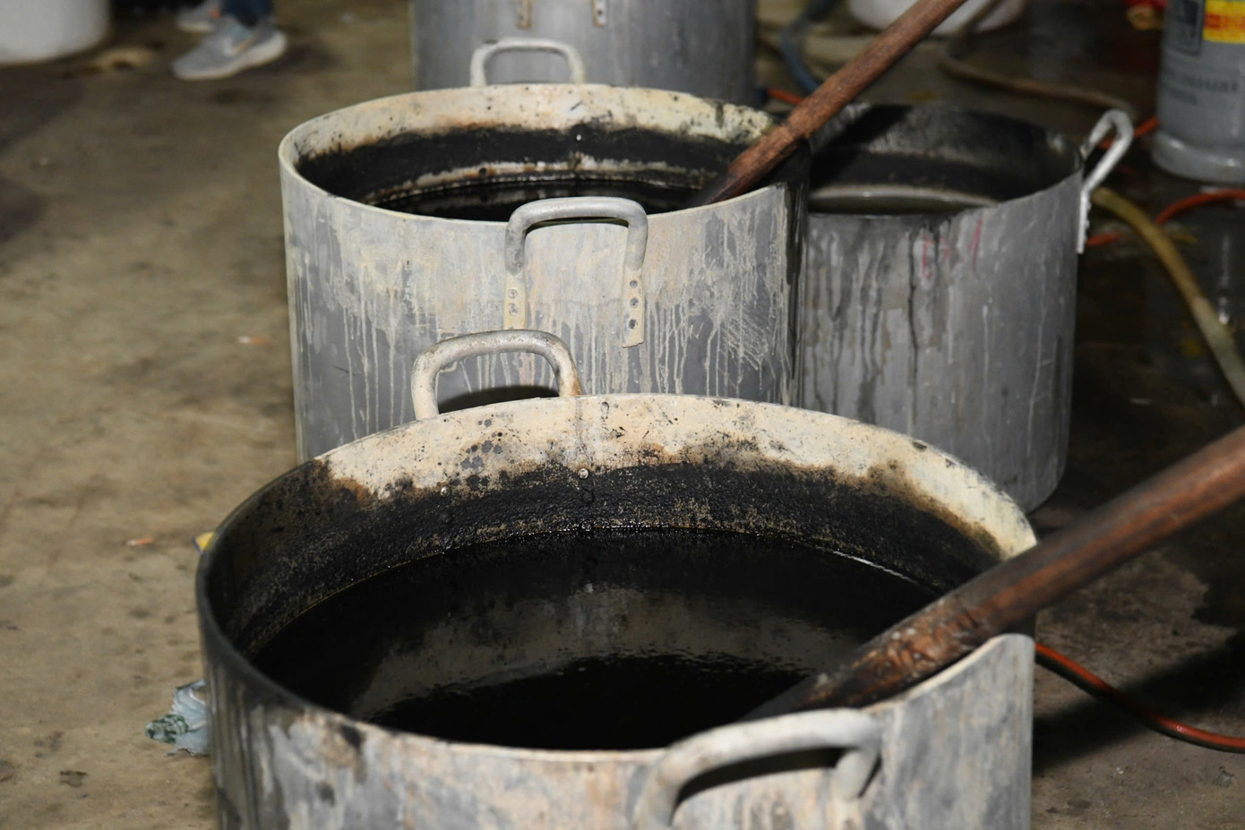 Hàng loạt thùng đựng hóa chất ở khu xưởng. Hàng loạt thùng đựng hóa chất ở khu xưởng.