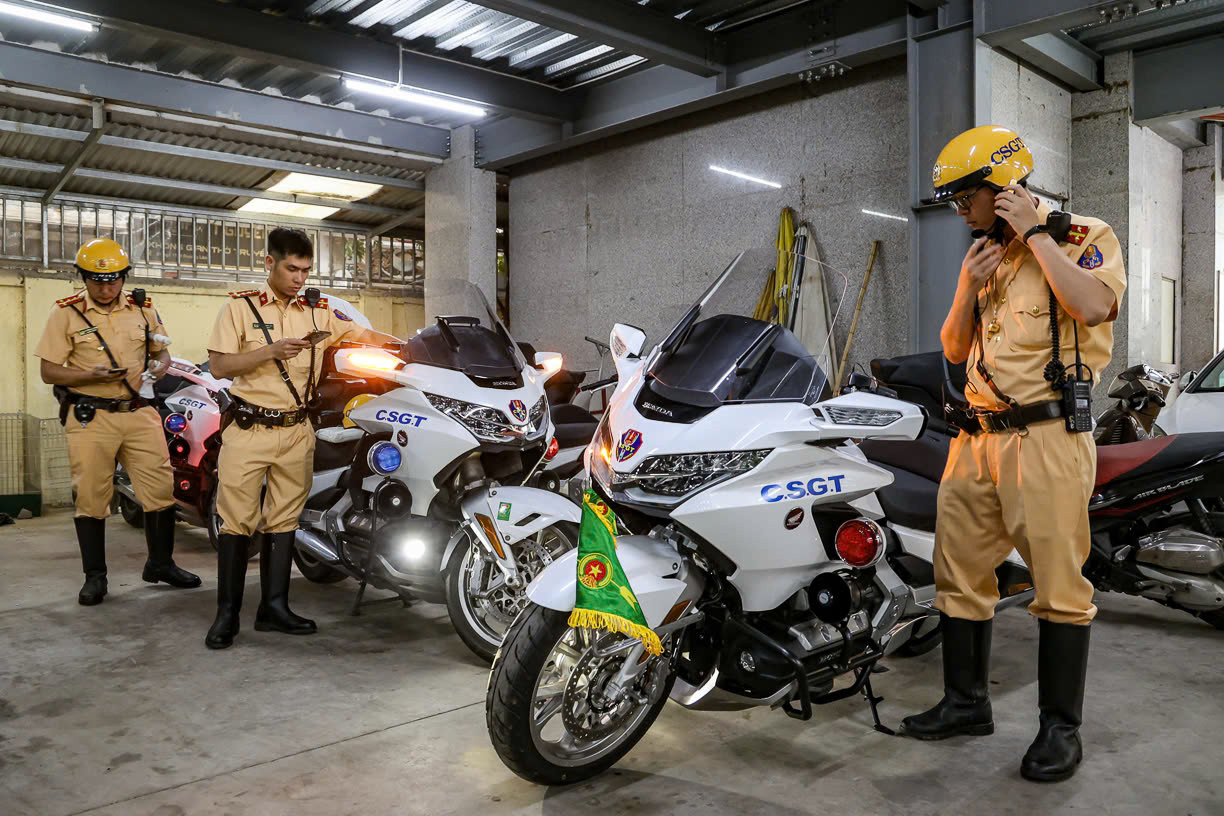 Cán bộ, chiến sĩ CSGT Hà Nội làm nhiệm vụ dẫn đoàn kiểm tra phương tiện trước khi thực hiện nhiệm vụ.