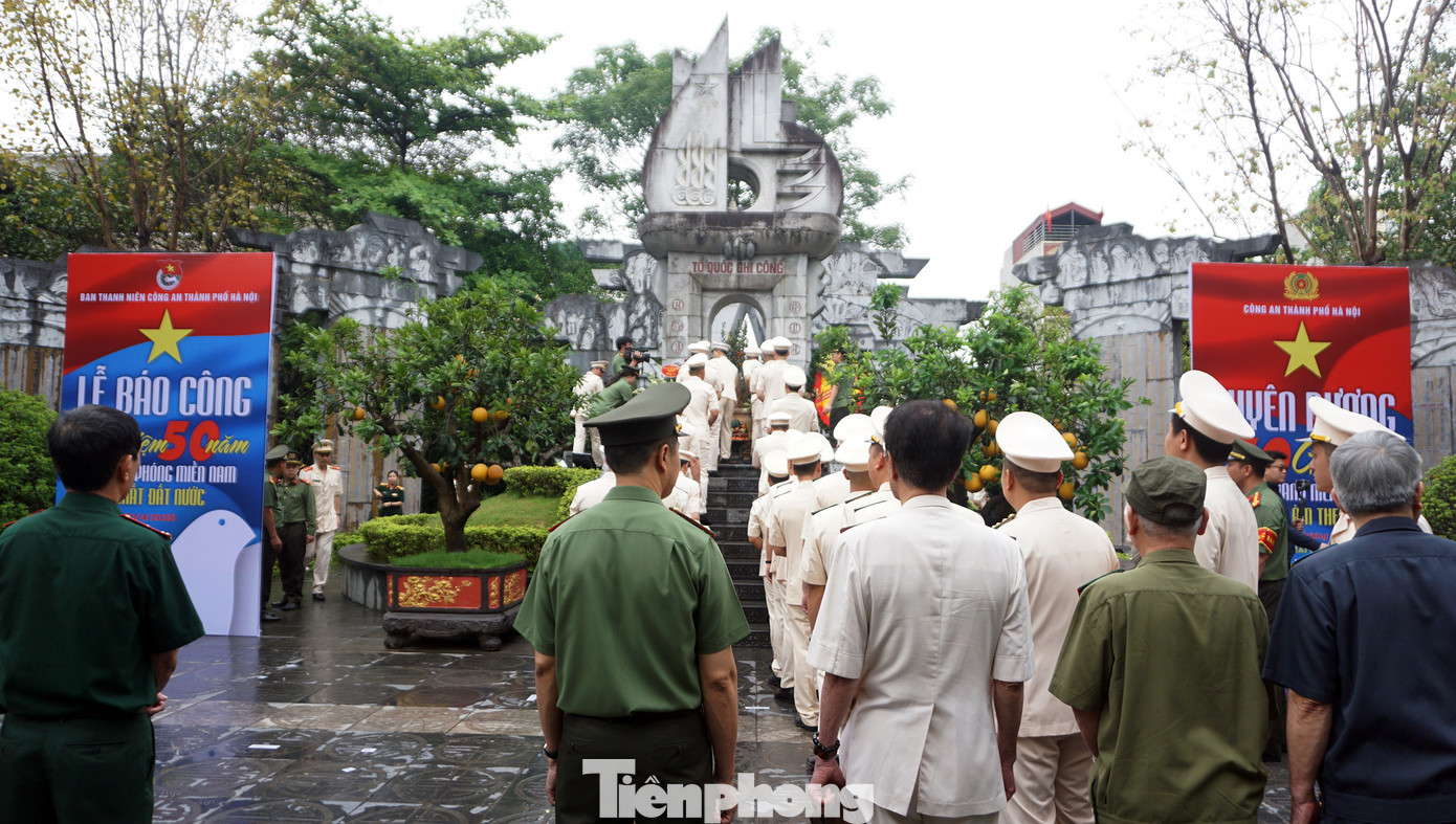 Tại buổi lễ, Ban Tổ chức đã tiến hành nghi lễ dâng hoa, dâng hương tưởng niệm các Anh hùng liệt sĩ; trao tặng quà cho 25 thương binh, cựu chiến binh từng tham gia Chiến dịch Hồ Chí Minh lịch sử và các em học sinh có hoàn cảnh khó khăn trên địa bàn Thủ đô.