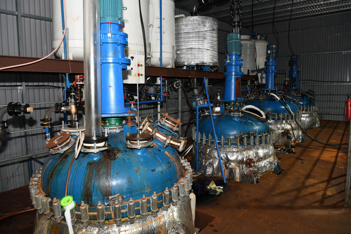 Các bình phản ứng lắp đặt bên trong khu xưởng. Các bình phản ứng lắp đặt bên trong khu xưởng.