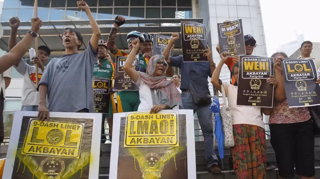 Người Philippines biểu tình phản đối hộ chiếu đường lưỡi bò của Trung Quốc ở Manila hôm 29-11. Ảnh: Reuters