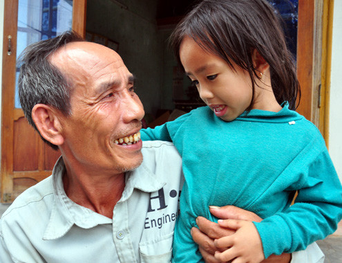 Sau khi cứu hơn 140 người dân trong lũ dữ, ông Phan Thuận ở thôn Phú Khương, xã Hành Tín Tây trở về vui vẻ bên con cháu. Ảnh: Trí Tín. Sau khi cứu hơn 140 người dân trong lũ dữ, ông Phan Thuận ở thôn Phú Khương, xã Hành Tín Tây trở về vui vẻ bên con cháu. Ảnh: Trí Tín