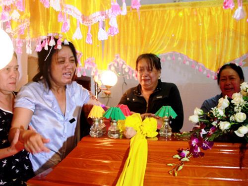 Bà Điệp - mẹ Yến (áo trắng) khóc rồi lịm đi trước cái chết đau đớn của con gái. Bà Điệp - mẹ Yến (áo trắng) gần như lịm đi trước cái chết đau đớn của con gái