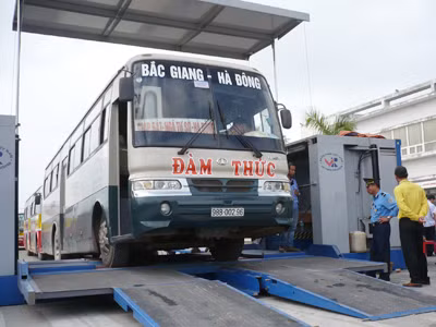 Một trong 50 xe khách bị 