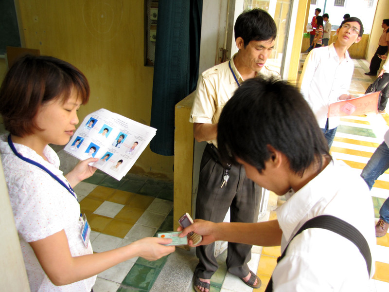 Kiểm tra, đối chiếu giấy báo dự thi, ảnh thẻ