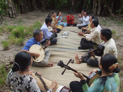 Đờn ca tài tử ở xã Vị Đông (Vị Thủy, Cần Thơ). ảnh: HOÀ HỘI