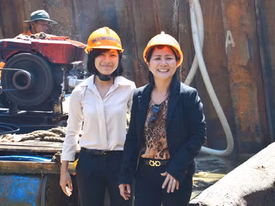 Người đàn bà mê tàu đắm (bìa phải) . Người đàn bà mê tàu đắm (bìa phải)