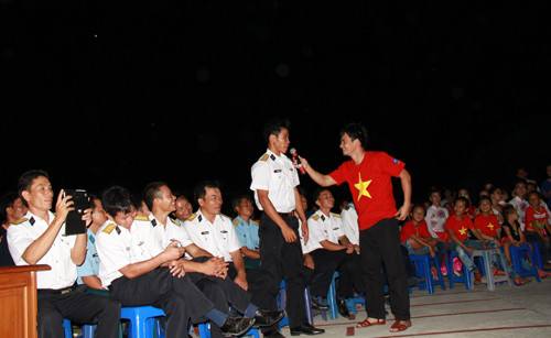 Nghệ sĩ Xuân Bắc mang đuổi hình bắt chữ đến với chiến sỹ và nhân dân đảo Song Tử Tây