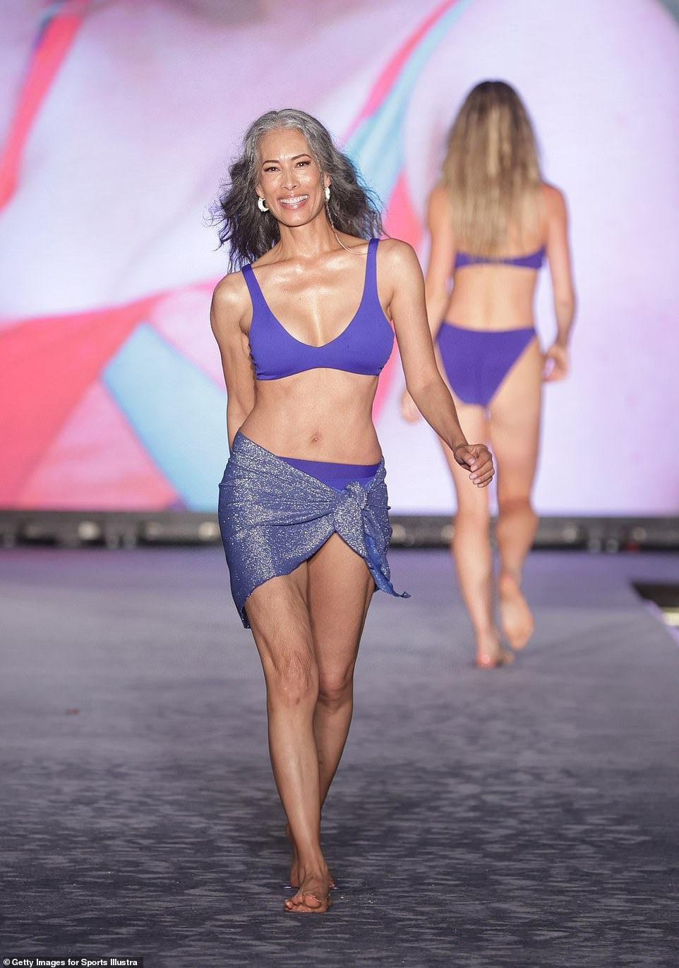 Cựu hiệu phó đại học Nina Cash rạng ngời khoe hình thể đáng ngưỡng mộ ở tuổi U60.