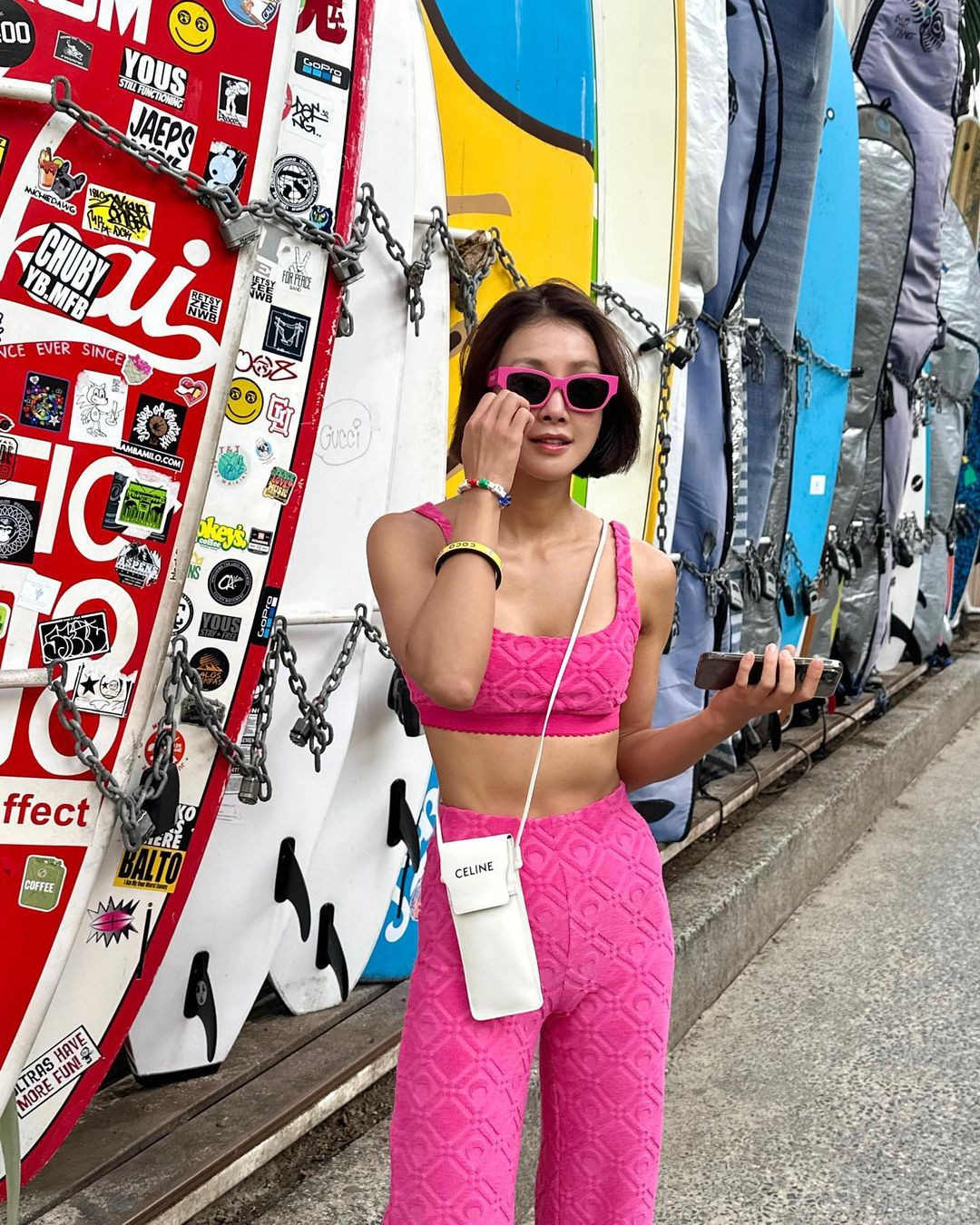 Ngoài công việc diễn xuất, Si Young trở thành nữ võ sĩ boxing nghiệp dư năm 2010. Ban đầu, cô đến với môn thể thao để chuẩn bị cho vai diễn võ sĩ. Không may, bộ phim truyền hình không được thực hiện. Tuy nhiên, Si Young không hề tiếc nuối vì cô thực sự yêu thích quyền Anh và quyết định tập luyện để thi đấu.