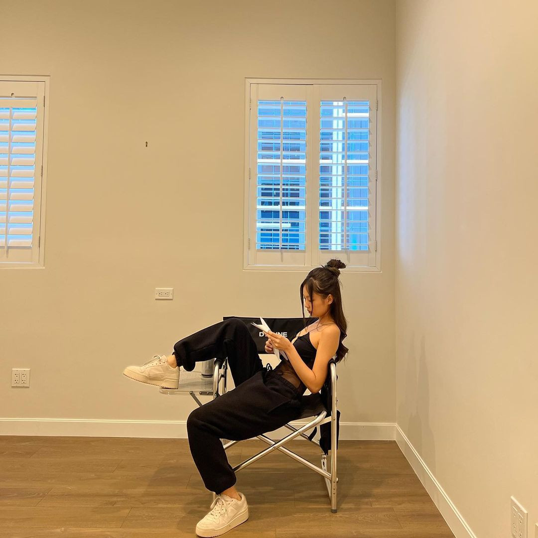 Bức ảnh Jennie đọc kịch bản ít ỏi khiến người hâm mộ tiếc nuối. Ảnh: IG.