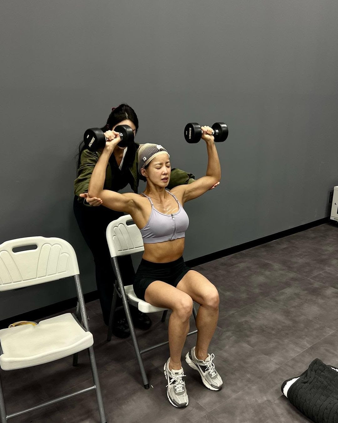 Trong ảnh, mỹ nhân Vườn sao băng mặc đồ tập hai mảnh lộ thân hình săn chắc, với phần lưng, vai, cánh tay và bụng nổi rõ cơ.