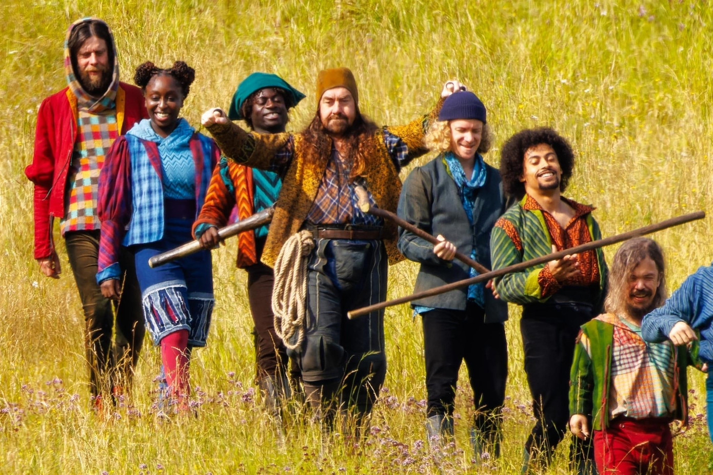 7 chú lùn trong phiên bản người đóng khác xa nguyên tác, không chỉ về chiều cao mà còn màu da, giới tính. Ảnh: BackGrid.