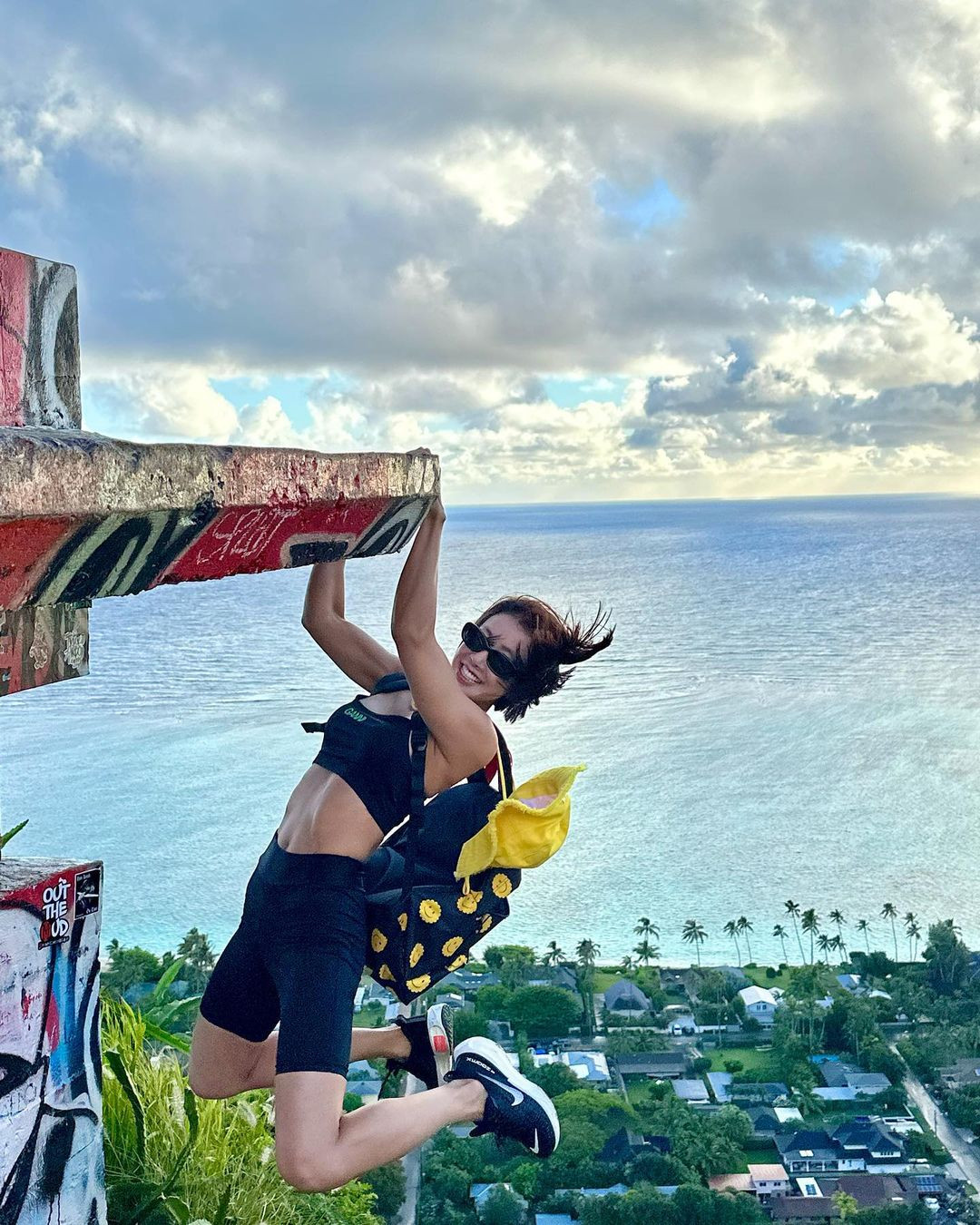 Lee Si Young đặc biệt yêu thích vận động. Ngoài boxing, tập gym, cô tham gia nhiều hoạt động ngoài trời như leo núi, chạy bộ, lướt sóng, trượt tuyết, bơi lội... Đây được cho là bí quyết giúp người đẹp luôn trẻ trung và tràn đầy năng lượng ở tuổi 41.