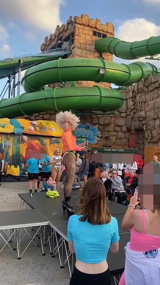 Crystal mặc trang phục khiêu khích và biểu diễn gợi dục trong khu vui chơi dành cho trẻ em. Ảnh cắt từ video. Crystal mặc trang phục khiêu khích và biểu diễn gợi dục trong khu vui chơi dành cho trẻ em. Ảnh cắt từ video.