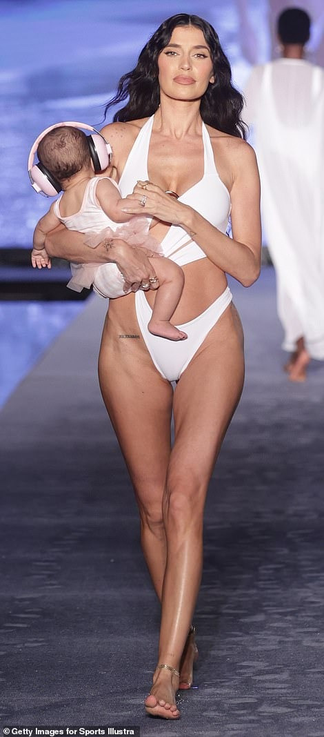 Trước đó, khi chụp ảnh cho ấn bản 2023 với tư cách tân binh, cô đang mang thai với chồng Larry English, cựu cầu thủ bóng bầu dục Mỹ. Hai người kết hôn năm 2017. Mới sinh con gái India Moon vào tháng 1, người mẫu 35 tuổi nhanh chóng lấy lại vóc dáng quyến rũ không tì vết.