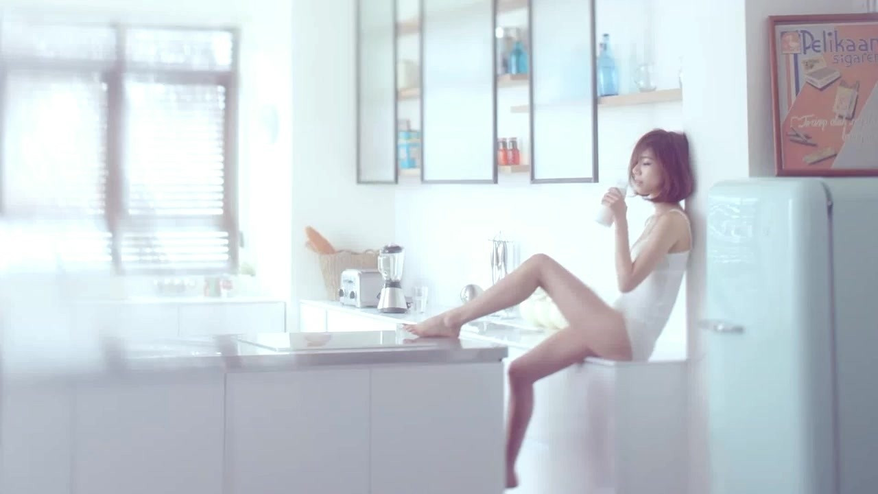 Cảnh uống sữa tai tiếng trong MV Marionette. Ảnh: Marionette.