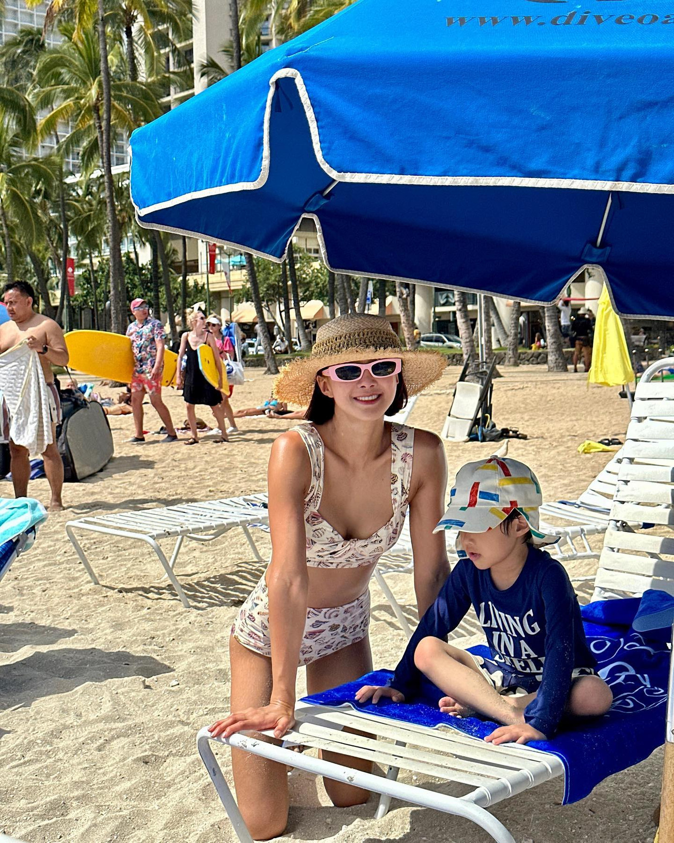 Lee Si Young gần như có trong tay mọi thứ. Sự nghiệp thành công, ngoại hình xuất sắc, cuộc sống phong phú và gia đình viên mãn. Cô kết hôn năm 2017 với doanh nhân Cho Seung Hyun. Chồng Lee Si Young tự mở nhà hàng từ năm 20 tuổi, đến nay sở hữu khối tài sản ròng hàng triệu USD. Hai người có với nhau một con trai.