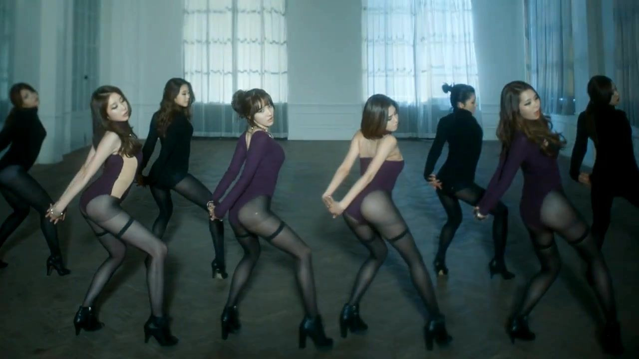 Trang phục và vũ đạo trong MV bị tình dục hóa. Ảnh: Marionette.
