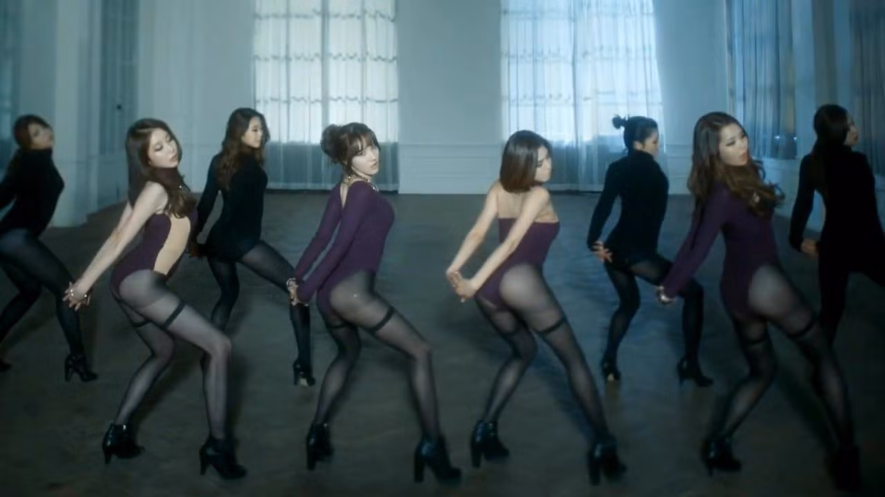 Trang phục và vũ đạo trong MV bị tình dục hóa. Ảnh: Marionette.