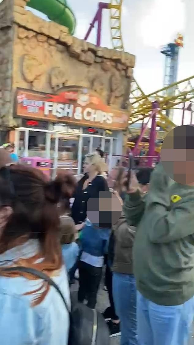 Crystal mặc trang phục khiêu khích và biểu diễn gợi dục trong khu vui chơi dành cho trẻ em. Ảnh cắt từ video. Crystal mặc trang phục khiêu khích và biểu diễn gợi dục trong khu vui chơi dành cho trẻ em. Ảnh cắt từ video.