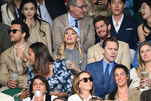 Nữ diễn viên Trung Quốc Angelababy, tài tử Hàn Quốc Kim Woo Bin, cựu thành viên f(x) Krystal ngồi phía sau Jonathan Bailey, Ariana Grande và Andrew Garfield. Ảnh: WireImage.