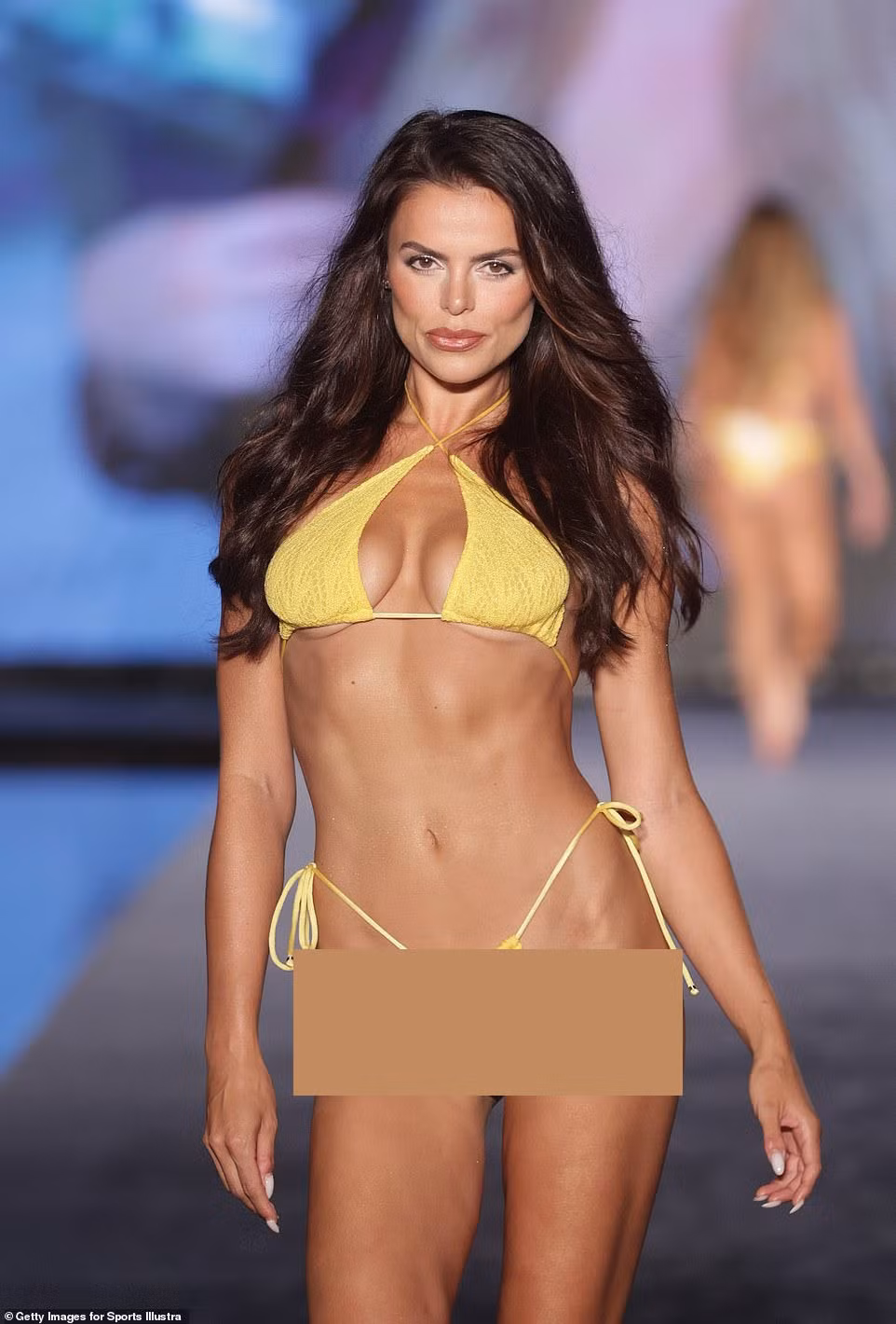 Gương mặt khác chiếm lĩnh đường băng show áo tắm hot nhất hành tinh là Brooks Nader. Năm 2023, cô là một trong 4 gương mặt trang bìa cho SI Swimsuit.