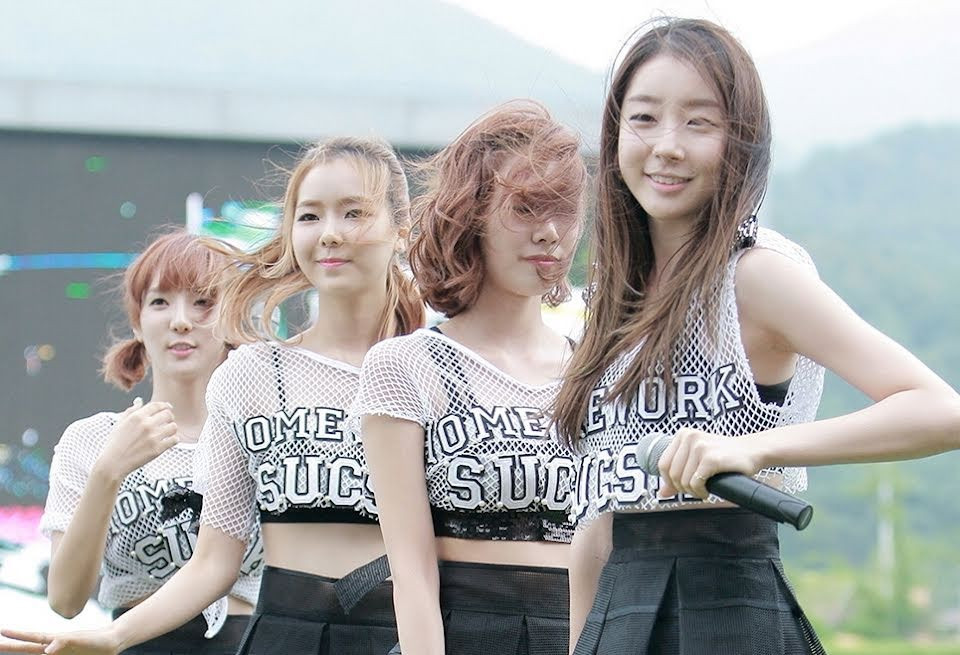 Stellar mang hình tượng dễ thương lúc mới ra mắt. Ảnh: Wikimedia Commons.