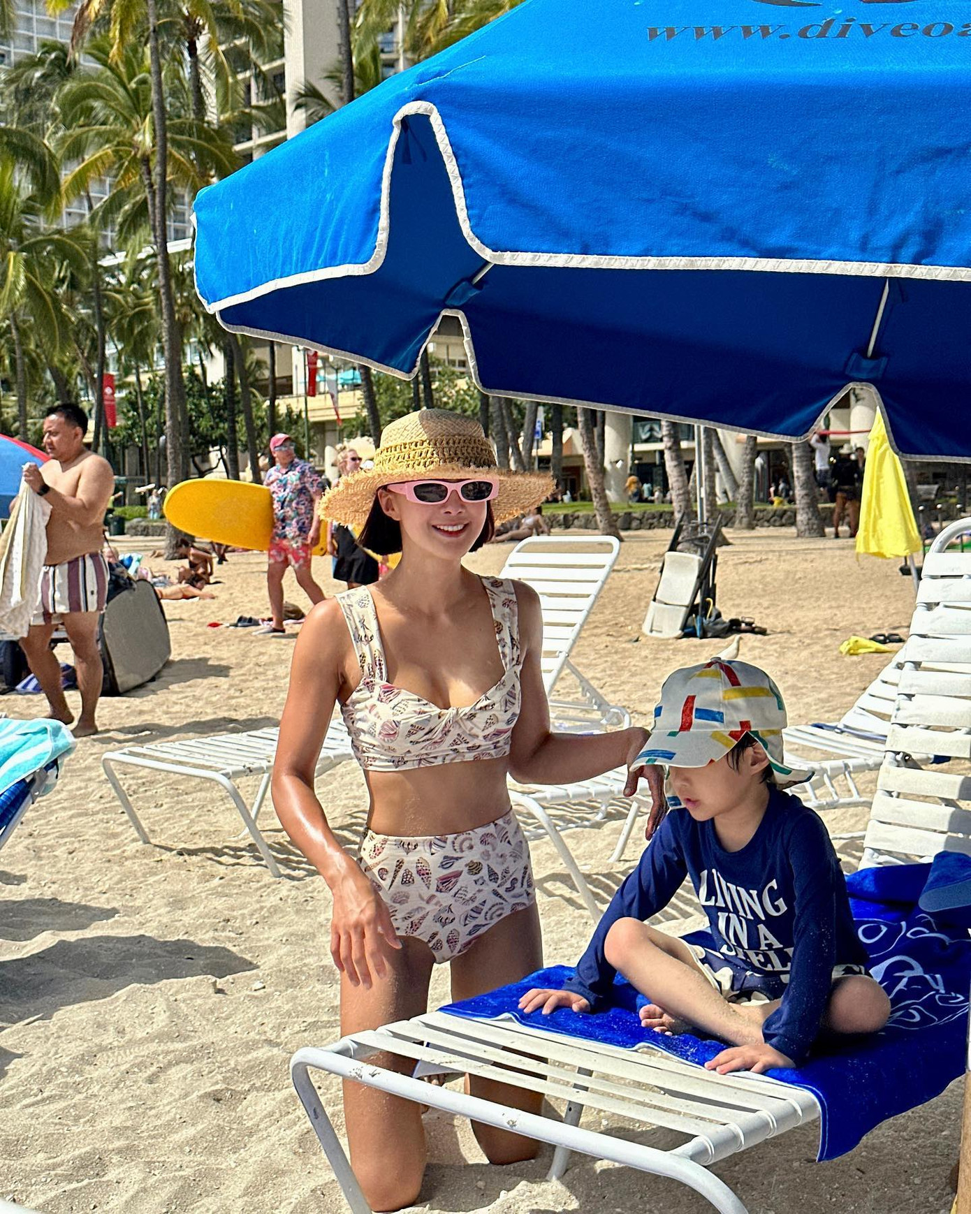 Lee Si Young gần như có trong tay mọi thứ. Sự nghiệp thành công, ngoại hình xuất sắc, cuộc sống phong phú và gia đình viên mãn. Cô kết hôn năm 2017 với doanh nhân Cho Seung Hyun. Chồng Lee Si Young tự mở nhà hàng từ năm 20 tuổi, đến nay sở hữu khối tài sản ròng hàng triệu USD. Hai người có với nhau một con trai.