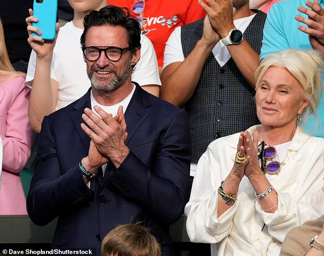 Hugh Jackman (trái) và vợ Deborra-Lee Furness (trái) vỗ tay chúc mừng chiến thắng của tay vợt Tây Ban Nha Carlos Alcaraz. Ảnh: Shutterstock.