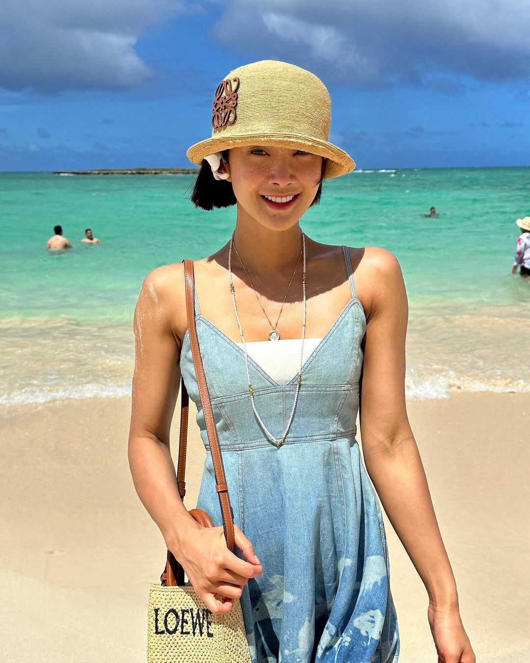 Bên cạnh đó, Si Young cũng sản xuất nội dung TikTok. Tài khoản của cô hiện có hơn 17,7 triệu người theo dõi. Ngoài ra, cô cũng có hơn 3,4 triệu người theo dõi trên Instagram.