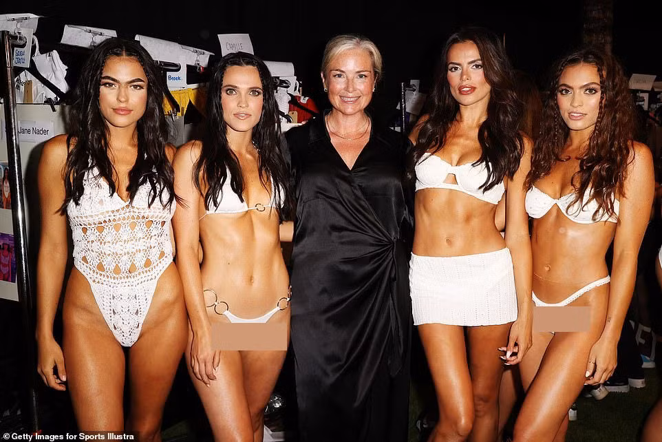 Bộ tứ nhà Nader chụp ảnh cùng MJ Day, Tổng biên tập SI Swimsuit, ở hậu trường.