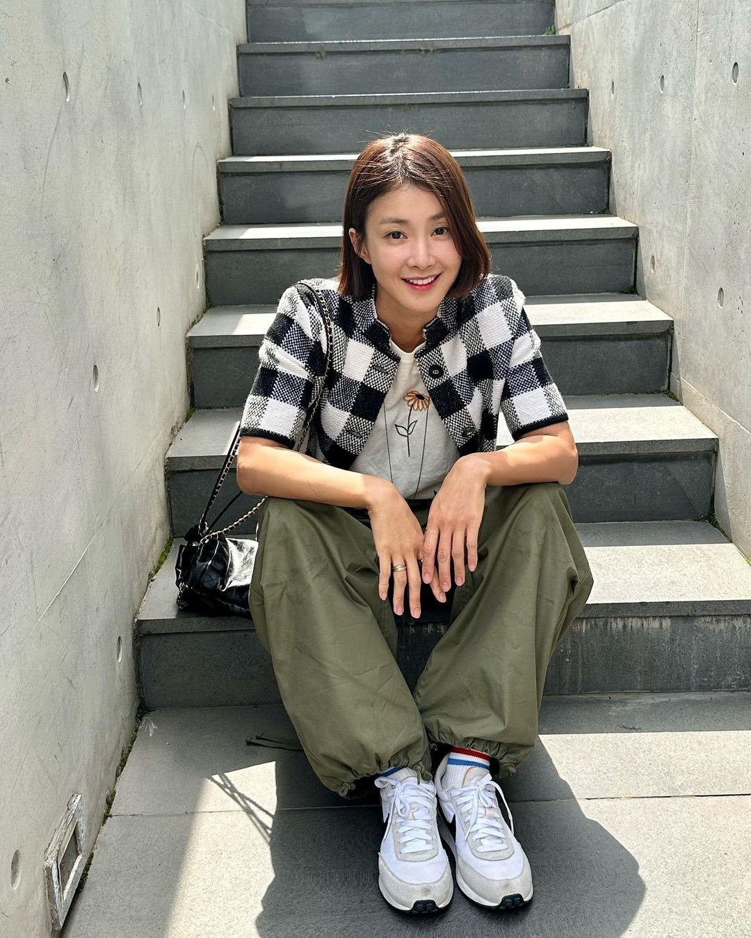 Lee Si Young là nữ diễn viên nổi tiếng Hàn Quốc. Cô bắt đầu được chú ý trong &quot;bom tấn&quot; truyền hình Boys Over Flowers (Vườn sao băng) năm 2009. Sau đó, cô tiếp tục để lại dấu ấn qua các tác phẩm The Guardian (2017), No Mercy (2019) và Sweet Home (2020).