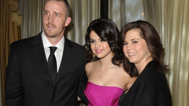 Selena bên cạnh mẹ và cha dượng