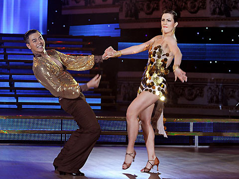 MC Tuấn Tú phải dừng cuộc chơi ở liveshow thứ 4 với điệu Jive với hai điểm 7 và hai điểm 8