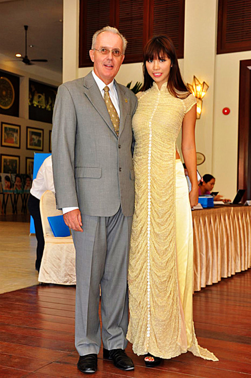 Hà Anh diện áo dài duyên dáng khi tham gia buổi lễ công bố của Unicef toàn cầu. Hà Anh diện áo dài duyên dáng khi tham gia buổi lễ công bố của Unicef toàn cầu